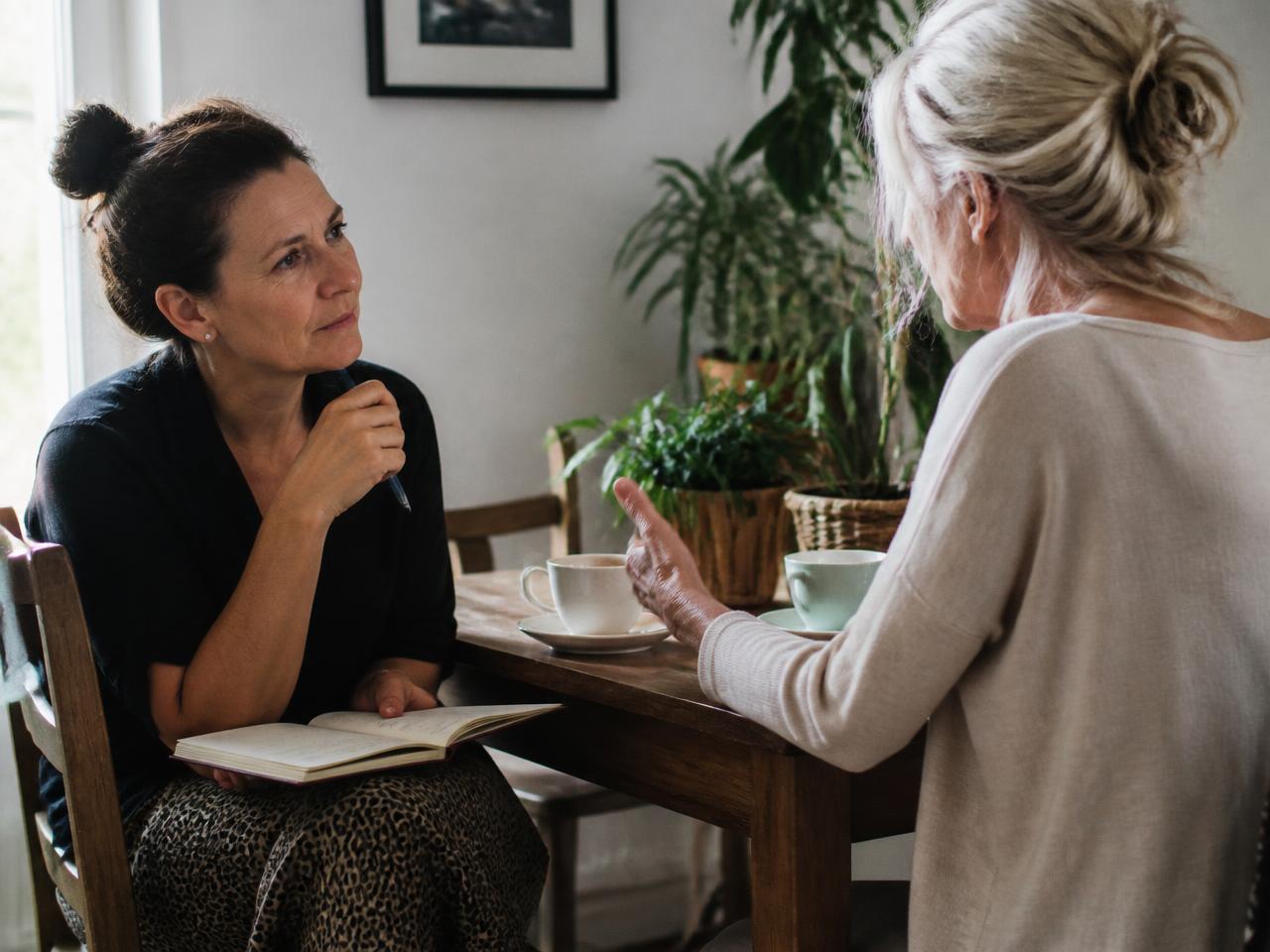 Relaxed advisory conversation over tea